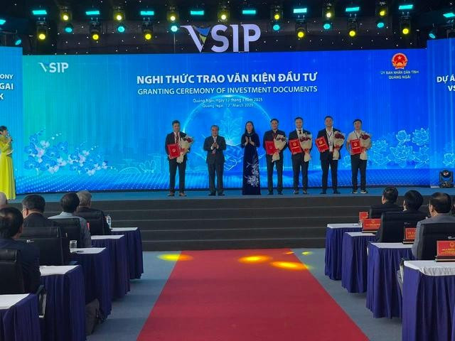 Lãnh đạo tỉnh Quảng Ngãi trao giấy chứng nhận đầu tư cho các doanh nghiệp trong và ngoài nước đầu tư vào Khu công nghiệp VSIP 2 Quảng Ngãi Lãnh đạo tỉnh Quảng Ngãi trao giấy chứng nhận đầu tư cho các doanh nghiệp trong và ngoài nước đầu tư vào Khu công nghiệp VSIP 2 Quảng Ngãi