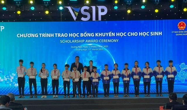 VSIP Quảng Ngãi trao học bổng cho các em học sinh của H.Bình Sơn (Quảng Ngãi), nơi khởi công dự án VSIP 2 Quảng Ngãi VSIP Quảng Ngãi trao học bổng cho các em học sinh của H.Bình Sơn (Quảng Ngãi), nơi khởi công dự án VSIP 2 Quảng Ngãi