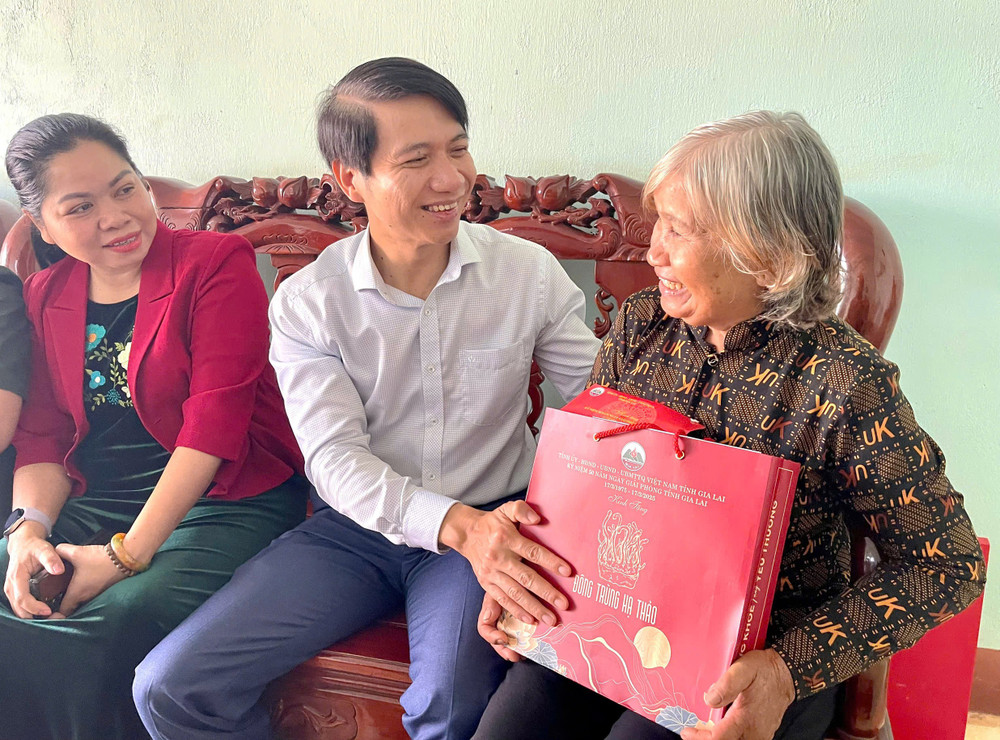 Phó Bí thư Tỉnh ủy thăm, tặng quà Anh hùng lực lượng vũ trang nhân dân Kpă Ó. Ảnh: A.H pho-bi-thu-tinh-uy-tham-hoi-anh-hung-llvtnd-kpa-o.jpg