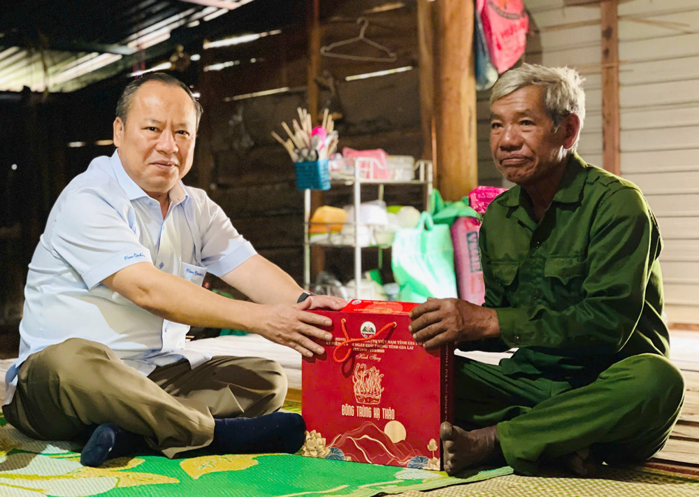 Phó Bí thư Thường trực Tỉnh ủy Châu Ngọc Tuấn (bìa trái) thăm, tặng quà bệnh binh Đinh Văn Klép (làng Đăk Hway, xã Đăk Tơ Pang). Ảnh: T.D pho-bi-thu-thuong-truc-tinh-uy-chau-ngoc-tuan-bia-trai-tham-tang-qua-benh-binh-dinh-van-klep-ang-dak-hway-xa-dak-to-pang-anh-tran-dung.jpg