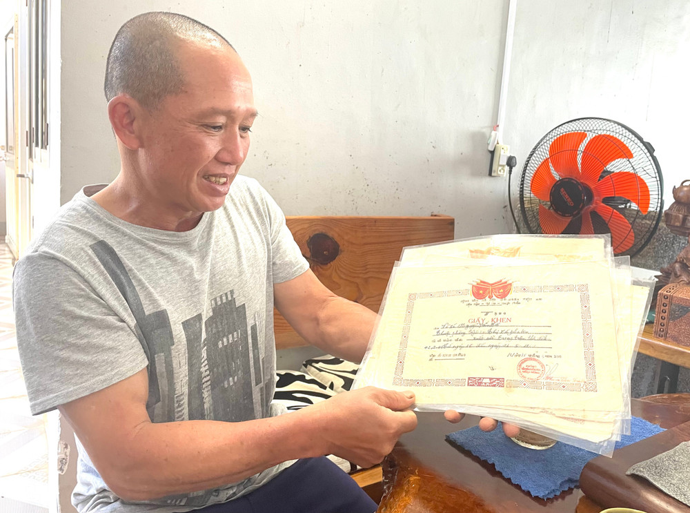 Võ sư Nguyễn Tấn Đô tự hào vì những thành tích mình đã giành được. Ảnh: Văn Ngọc vo-su-nguyen-tan-do-tu-hao-vi-nhung-thanh-tich-minh-da-gianh-duoc-anh-van-ngoc.jpg