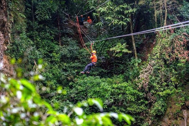 Trải nghiệm đu dây qua hố sụt Ác Mộng. Ảnh: TTXVN phát Trải nghiệm đu dây qua hố sụt Ác Mộng. Ảnh: TTXVN phát