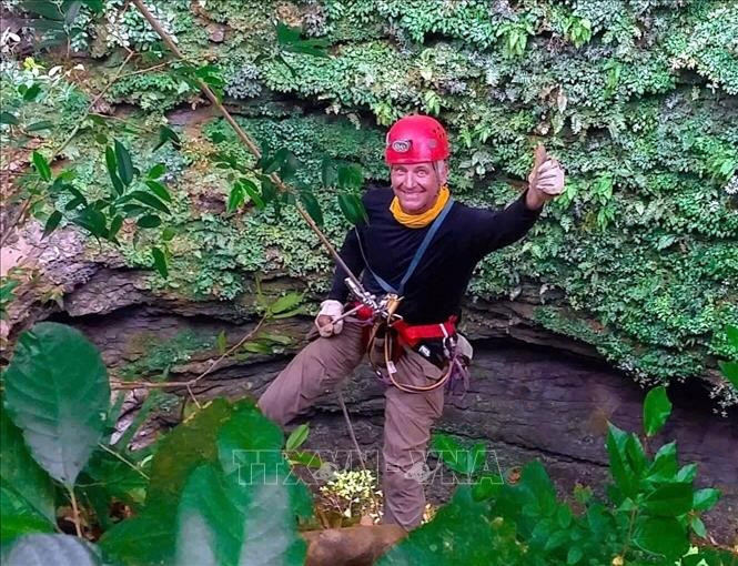 Du khách trải nghiệm tour trượt zipline qua hố sụt Ác Mộng và hành trình khám phá hang Hung Thoòng với mức giá khoảng 12 triệu đồng/khách. Ảnh: TTXVN phát Du khách trải nghiệm tour trượt zipline qua hố sụt Ác Mộng và hành trình khám phá hang Hung Thoòng với mức giá khoảng 12 triệu đồng/khách. Ảnh: TTXVN phát