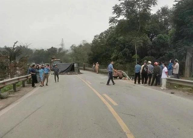 Hiện trường vụ tai nạn khiến 2 mẹ con cô giáo tử vong Hiện trường vụ tai nạn khiến 2 mẹ con cô giáo tử vong