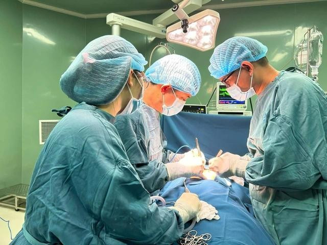 Các bác sĩ phẫu thuật lấy tóc trong dạ dày cho bé gái 12 tuổi Các bác sĩ phẫu thuật lấy tóc trong dạ dày cho bé gái 12 tuổi