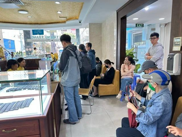 Khu vực mua vàng nhẫn bằng tiền mặt cũng luôn đông khách Khu vực mua vàng nhẫn bằng tiền mặt cũng luôn đông khách