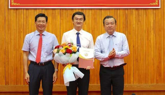 Phó Bí thư Thường trực Tỉnh ủy Tây Ninh Phạm Hùng Thái (bìa phải) và Phó Bí thư Tỉnh ủy Nguyễn Mạnh Hùng (bìa trái) trao quyết định cho ông Phan Huỳnh Quốc Vinh (giữa). Ảnh: BTN Phó Bí thư Thường trực Tỉnh ủy Tây Ninh Phạm Hùng Thái (bìa phải) và Phó Bí thư Tỉnh ủy Nguyễn Mạnh Hùng (bìa trái) trao quyết định cho ông Phan Huỳnh Quốc Vinh (giữa). Ảnh: BTN