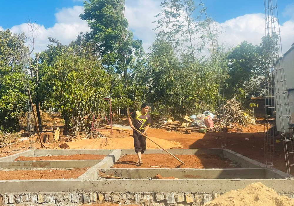 Không chỉ chủ động đối ứng vốn, anh Nay Hùng (làng Bạc 1) còn tích cực tham gia xây dựng nhà. Ảnh: P.D 1-703.jpg