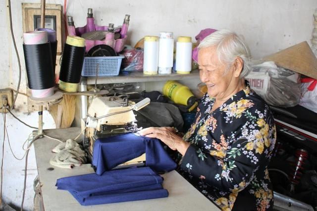 Cụ Nguyễn Thị Rỉ làm đủ thứ nghề để kiếm sống Cụ Nguyễn Thị Rỉ làm đủ thứ nghề để kiếm sống