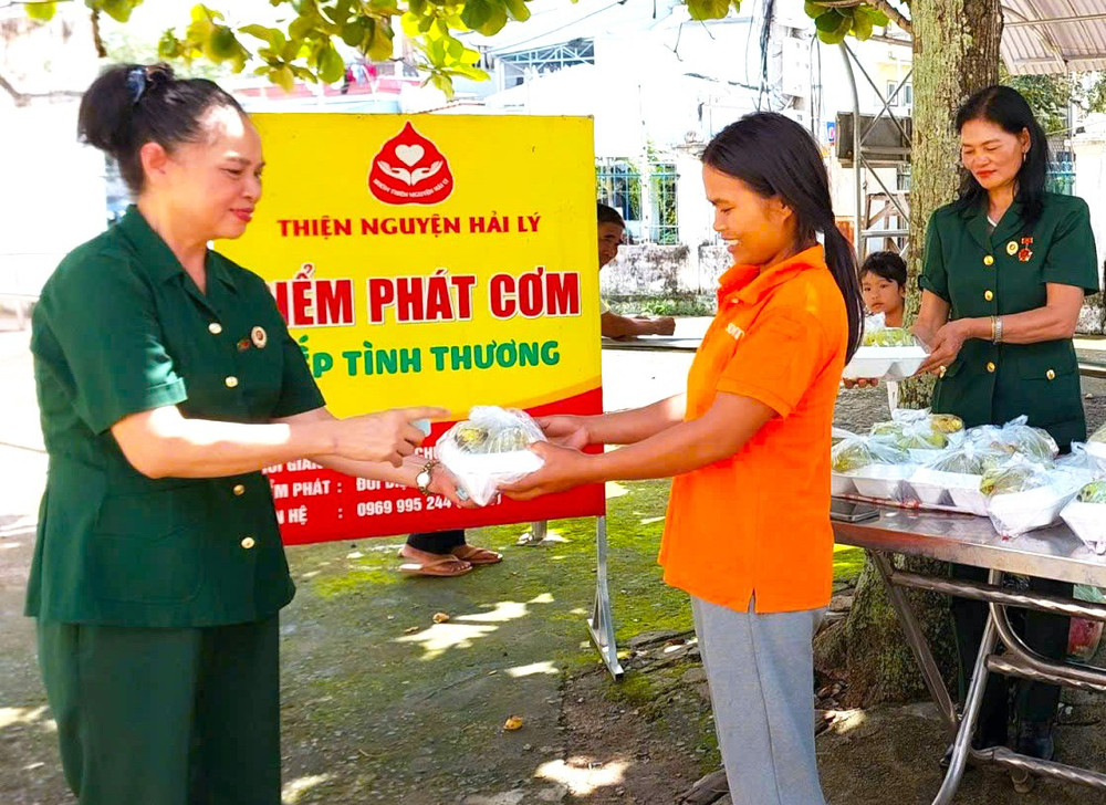 Dù đang mắc bệnh hiểm nghèo nhưng bà Đinh Thị Lý (bìa trái) vẫn tích cực tham gia công tác thiện nguyện. Ảnh: N.M du-dang-mac-benh-hiem-ngheo-nhung-ba-dinh-thi-ly-bia-trai-giam-doc-doanh-nghiep-tu-nhan-ly-kinh-van-tich-cuc-tham-gia-cong-tac-thien-nguyen-anh-ngoc-minh.jpg