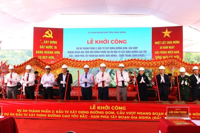Lãnh đạo 2 tỉnh Đắk Nông và Bình Phước tham gia lễ khởi công dự án. Lãnh đạo 2 tỉnh Đắk Nông và Bình Phước tham gia lễ khởi công dự án.