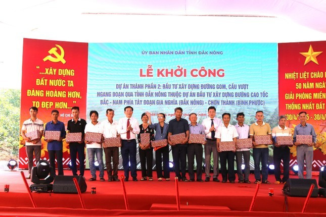 Lãnh đạo tỉnh Đắk Nông tặng quà cho người dân. Lãnh đạo tỉnh Đắk Nông tặng quà cho người dân.