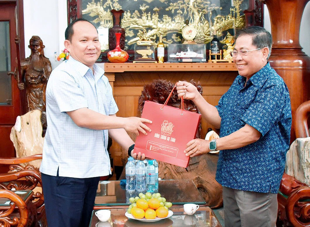 Chủ tịch UBND tỉnh Rah Lan Chung (bên trái) thăm, tặng quà đồng chí Hà Sơn Nhin-nguyên Ủy viên Ban Chấp hành Trung ương Đảng, nguyên Bí thư Tỉnh ủy. Ảnh: Đức Thụy 2.jpg