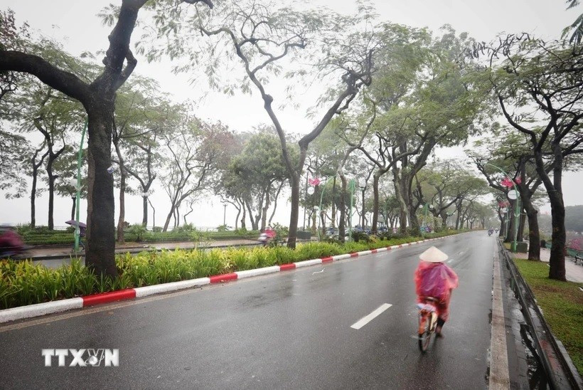 Mưa phùn và sương mù xuất hiện từ sáng sớm khiến tầm nhìn bị hạn chế đối với người tham gia giao thông. (Ảnh: Thành Đạt/TTXVN) untitled-4927.jpg