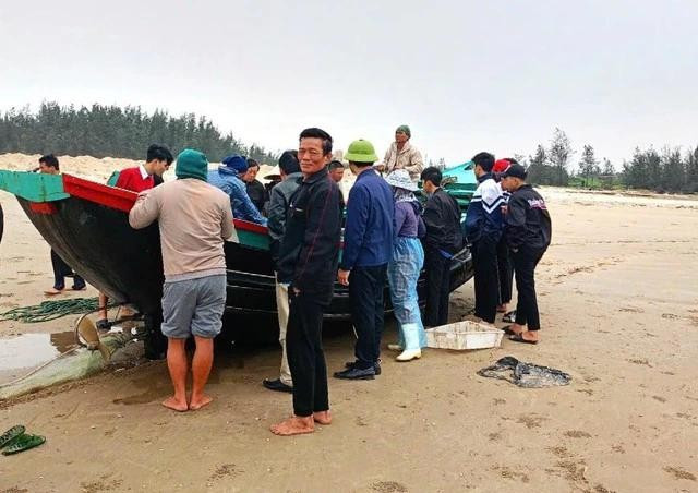 Lực lượng chức năng cùng ngư dân đã trục vớt được 1 chiếc thuyền bị sóng đánh chìm Lực lượng chức năng cùng ngư dân đã trục vớt được 1 chiếc thuyền bị sóng đánh chìm