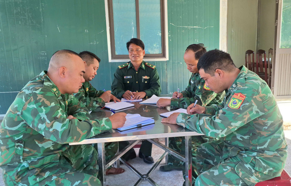 Giao ban công tác đảm bảo an ninh biên giới trên chốt ở xã Ia Púch. Ảnh: T.D giao-ban-cong-tac-dam-bao-an-ninh-bien-gioi-tren-chot-o-xa-ia-puch.jpg