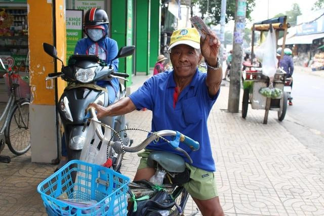 Ông Sắc liệt một chân vẫn đi bán vé số hằng ngày để mưu sinh Ông Sắc liệt một chân vẫn đi bán vé số hằng ngày để mưu sinh