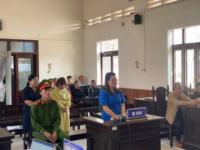 Bị cáo Phạm Thị Luyên bị xét xử về tội lừa đảo chiếm đoạt tài sản; sử dụng con dấu hoặc tài liệu giả của cơ quan, tổ chức Bị cáo Phạm Thị Luyên bị xét xử về tội lừa đảo chiếm đoạt tài sản; sử dụng con dấu hoặc tài liệu giả của cơ quan, tổ chức