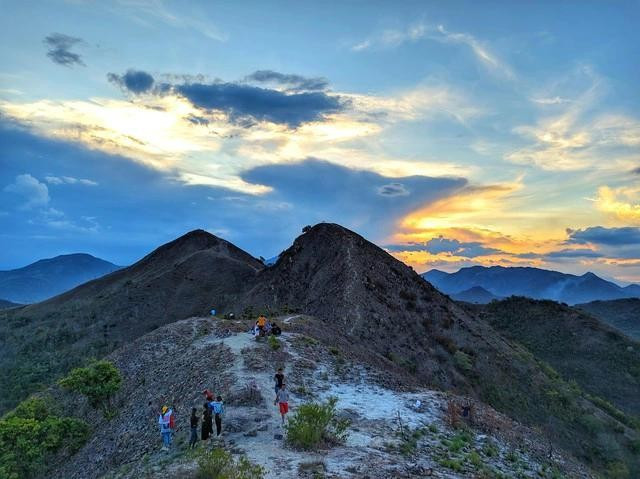 Núi Cô Tiên, cao khoảng 400 m, nằm ở phía bắc TP.Nha Trang Núi Cô Tiên, cao khoảng 400 m, nằm ở phía bắc TP.Nha Trang