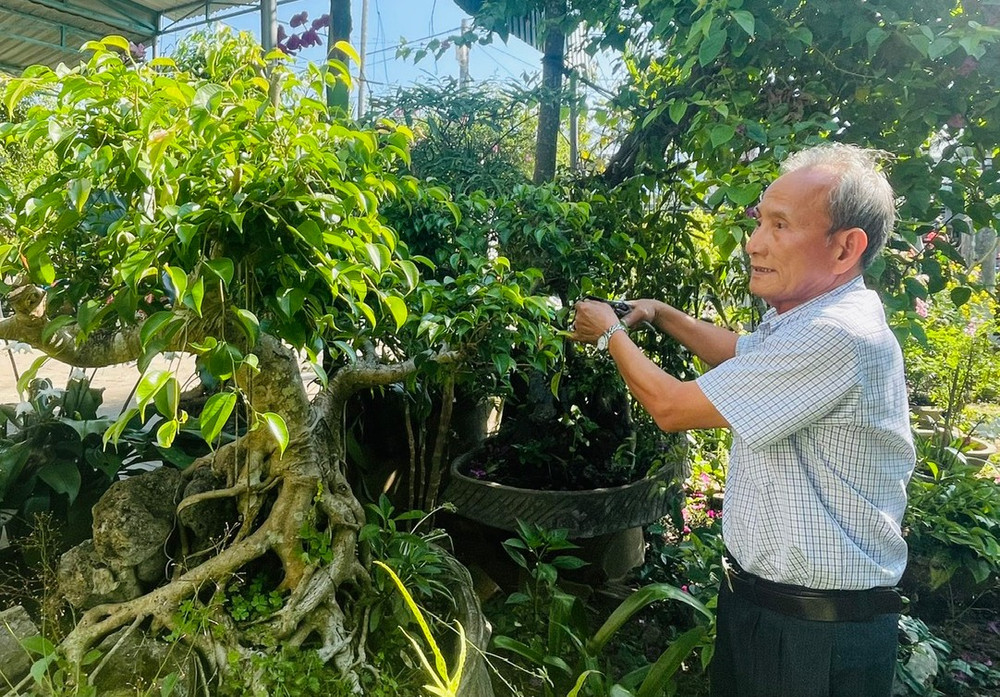 Ở tuổi 70, ông Mười đã nghỉ công tác, vui thú điền viên và vẫn trăn trở với việc tìm kiếm thông tin liệt sĩ. Ảnh: P.D o-tuoi-70-ong-muoi-da-nghi-cong-tac-vui-thu-dien-vien-va-van-tran-tro-voi-viec-tim-kiem-thong-tin-liet-si.jpg