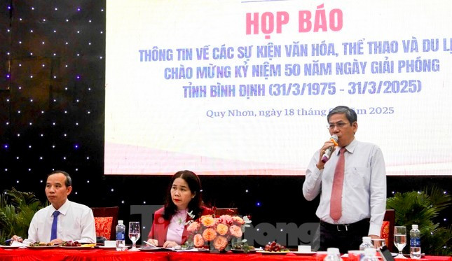 Lãnh đạo Sở VH-TT&DL tỉnh Bình Định chủ trì buổi họp báo. Lãnh đạo Sở VH-TT&DL tỉnh Bình Định chủ trì buổi họp báo.