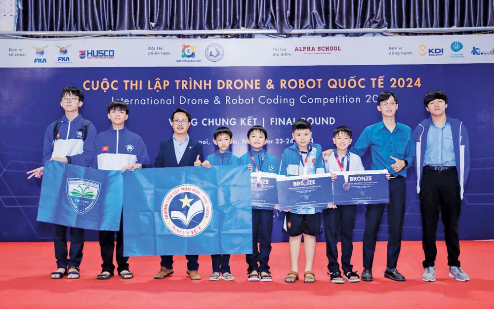 Học sinh Trường Tiểu học, THCS và THPT Sao Việt tại cuộc thi lập trình Drone và Robot quốc tế 2024. Ảnh: ĐVCC sv3.jpg