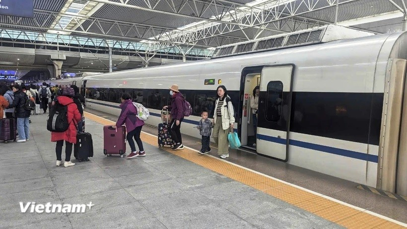 Người dân đi một tuyến đường sắt tốc độ cao tại Trung Quốc. (Ảnh: Việt Hùng/Vietnam+) untitled-1344.jpg