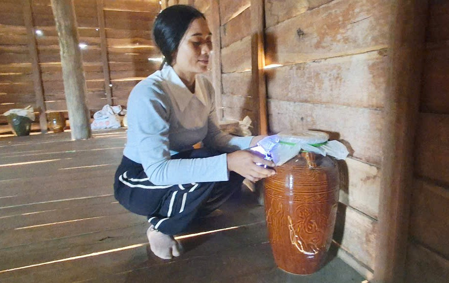 Rượu cần Ia Yeng được làm từ men rễ cây rừng nên thơm ngon và tốt cho sức khỏe. Ảnh: H.S 7d373a815472e92cb063.jpg