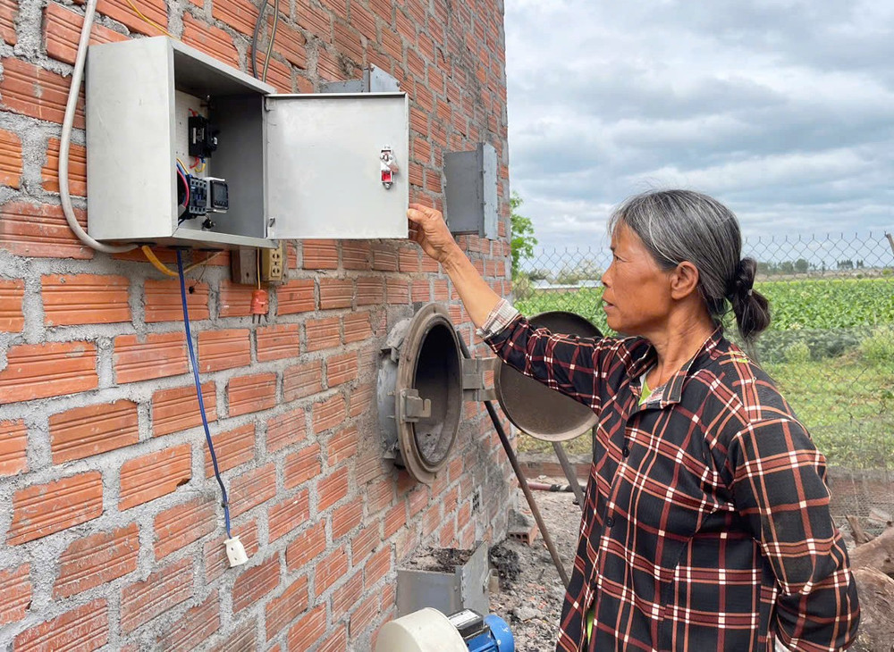 Bà Nông Thị Hương (thôn Đoàn Kết, xã Ia Mrơn, huyện Ia Pa) kiểm tra nhiệt độ sấy trong lò thuốc lá cải tiến thông qua bảng điểu khiển. Ảnh: V.C ba-nong-thi-huong-thon-doan-ket-xa-ia-mron-huyen-ia-pa-kiem-tra-nhiet-do-say-trong-lo-thuoc-la-cai-tien-thong-qua-bang-dieu-khien-anh-vu-chi.jpg