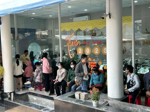 Khách mua vàng nhẫn chuyển khoản chờ đến trưa vào giao dịch Khách mua vàng nhẫn chuyển khoản chờ đến trưa vào giao dịch