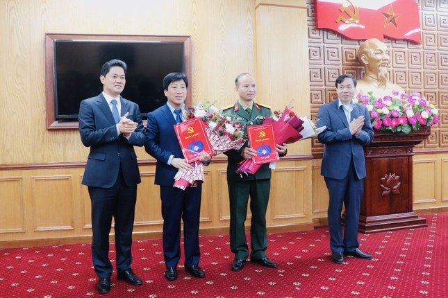 Lãnh đạo tỉnh Lai Châu trao quyết định và tặng hoa chúc mừng ông Vương Thế Mẫn và ông Đặng Vĩnh Thụy. Ảnh CTT tỉnh Lai Châu Lãnh đạo tỉnh Lai Châu trao quyết định và tặng hoa chúc mừng ông Vương Thế Mẫn và ông Đặng Vĩnh Thụy. Ảnh CTT tỉnh Lai Châu