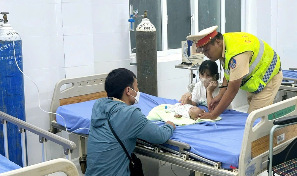 Lực lượng CSGT Đắk Nông hỗ trợ cấp cứu kịp thời cháu bé 4 tháng tuổi Lực lượng CSGT Đắk Nông hỗ trợ cấp cứu kịp thời cháu bé 4 tháng tuổi