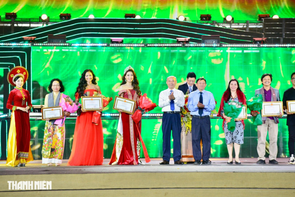 Ban tổ chức trao bằng khen cho tập thể, cá nhân tham gia trong Lễ hội cà phê Buôn Ma Thuột lần thứ 9 năm 2025 Ban tổ chức trao bằng khen cho tập thể, cá nhân tham gia trong Lễ hội cà phê Buôn Ma Thuột lần thứ 9 năm 2025