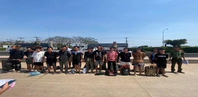Các công dân Việt Nam sập bẫy lừa đảo sang Campuchia làm việc được Campuchia bàn giao về nước Các công dân Việt Nam sập bẫy lừa đảo sang Campuchia làm việc được Campuchia bàn giao về nước