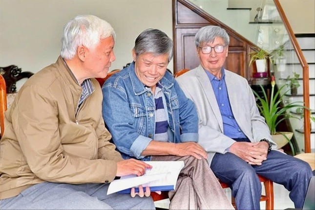 Ông Hoàng (giữa) cùng Ban Liên lạc truyền thống Cách mạng Đội Công tác TNSVHS Ông Hoàng (giữa) cùng Ban Liên lạc truyền thống Cách mạng Đội Công tác TNSVHS