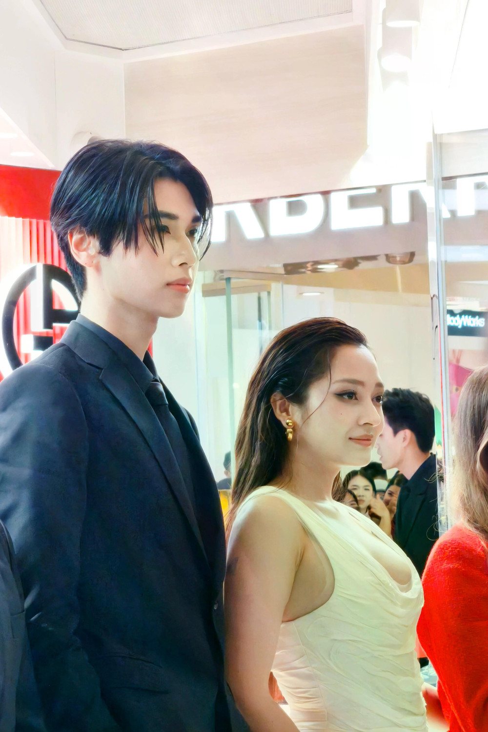 Sự xuất hiện của nam thần Thái Lan Dunk Natachai khiến người hâm mộ "đứng ngồi không yên". Hàng trăm khán giả yêu mến anh đã có mặt tại trung tâm thương mại để được gặp gỡ, chụp ảnh với thần tượng. Ảnh: M.H Sự xuất hiện của nam thần Thái Lan Dunk Natachai khiến người hâm mộ "đứng ngồi không yên". Hàng trăm khán giả yêu mến anh đã có mặt tại trung tâm thương mại để được gặp gỡ, chụp ảnh với thần tượng. Ảnh: M.H