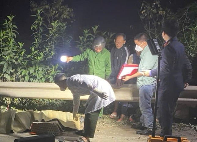 Ngành chức năng đang có mặt để khám nghiệm hiện trường, điều tra làm rõ nguyên nhân. Ngành chức năng đang có mặt để khám nghiệm hiện trường, điều tra làm rõ nguyên nhân.