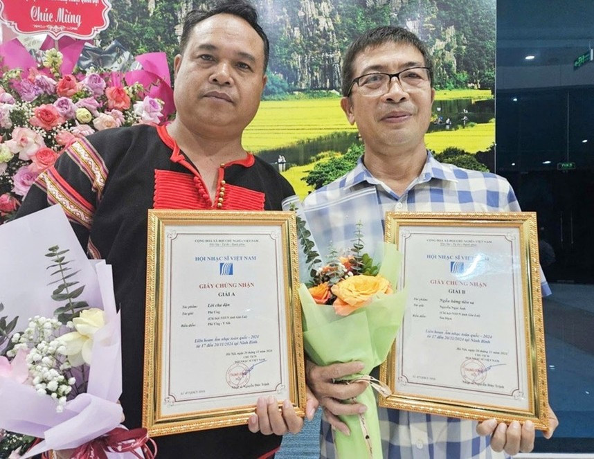 Từ trái sang, nhạc sĩ Phi Ưng và nhạc sĩ Nguyễn Ngọc Ánh nhận giải tại Liên hoan Âm nhạc toàn quốc năm 2024. Ảnh nhân vật cung cấp tu-trai-sang-nhac-si-phi-ung-va-nhac-si-nguyen-ngoc-anh-nhan-giai-tai-lien-hoan-am-nhac-toan-quoc-nam-2024-anh-nhan-vat-cung-cap.jpg