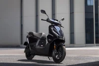 Xe điện phong cách xe ga, trang bị hiện đại, giá từ 17,5 triệu đồng