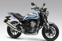 Kawasaki “gây bão” khi hồi sinh dòng côn tay huyền thoại sau hơn ba thập kỷ vắng bóng