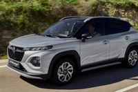 Suzuki Fronx ra mắt tại Việt Nam vào ngày 18/10, cạnh tranh trong phân khúc SUV đô thị với các đối thủ như Kia, Toyota, Hyundai và VinFast.