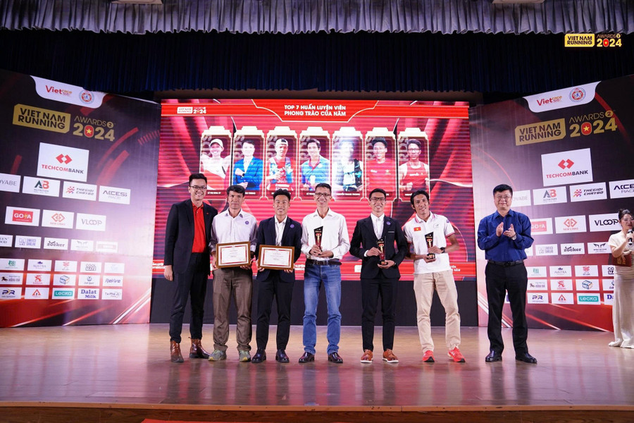 Huấn luyện viên Hồ Ngọc Sơn (thứ 3 từ trái sang) được vinh danh top 7 huấn luyện viên chạy bộ phong trào của năm 2024. Ảnh: BTC f3486c8c21d3978dcec216.jpg