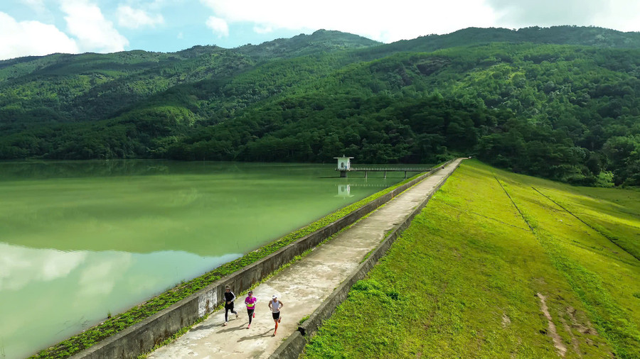Cung đường chạy xanh mát của Gia Lai City Trail 2025. Ảnh: Phúc Toàn gia-lai-city-trail-flycam.jpg