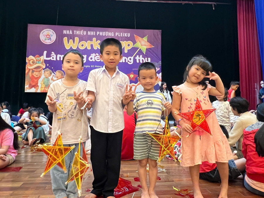 Các em nhỏ hào hứng với chiếc lồng đèn ông sao tự làm. Ảnh: H.H img-9069.jpg