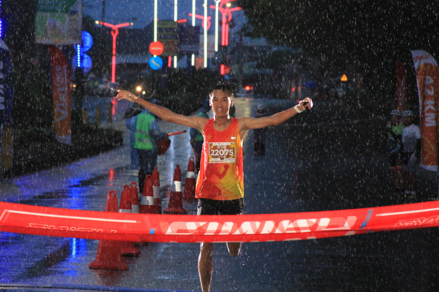 VĐV Trịnh Minh Tâm gây bất ngờ khi về đích cự ly 21 km trong thời gian 1 tiếng 13 phút 19 giây. Ảnh: Hoàng Hoài van-dong-vien-trinh-minh-tam-clb-gia-lai-marathon-ve-dich-dau-tien-o-cu-ly-21km-anh-hh.jpg