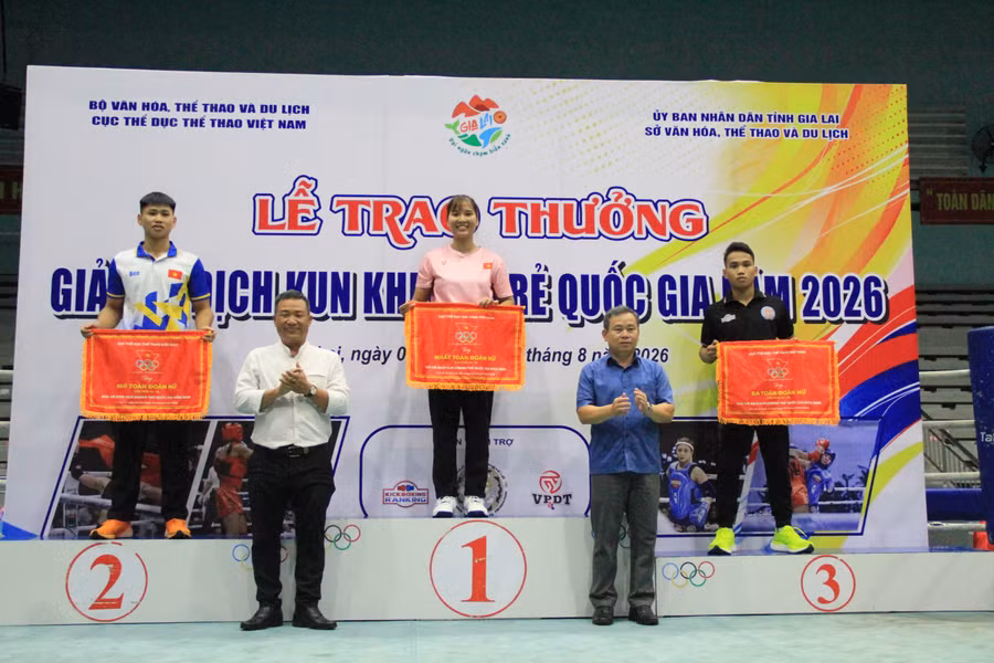 ban-to-chuc-trao-giai-toan-doan-o-noi-dung-nu-14-16-tuoi.jpg