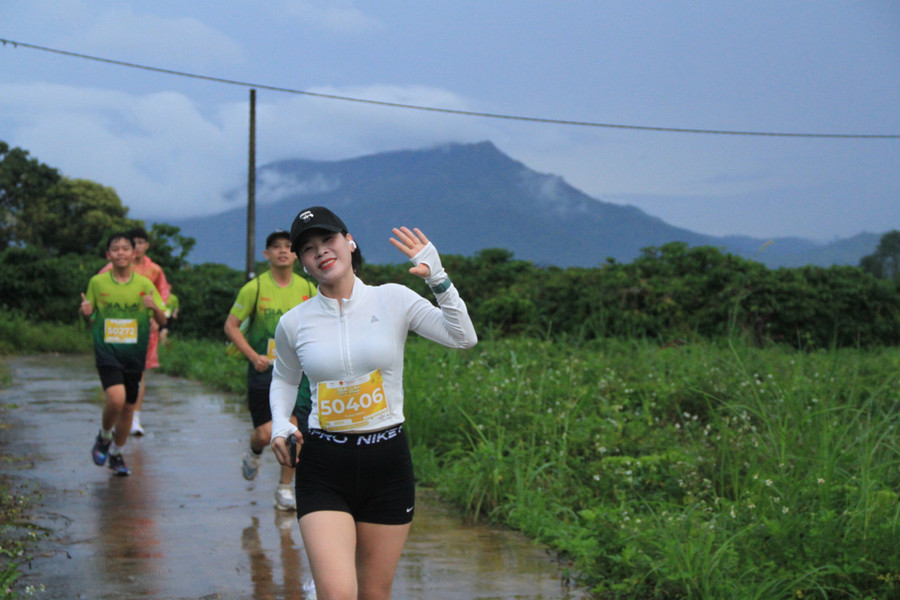 Các runner vừa được chạy vừa "săn mây" trong tiết trời se lạnh của phố núi Gia Lai. Ảnh: Hoàng Hoài cac-runner-vua-duoc-chay-vua-san-may-trong-tiet-troi-se-lanh-anh-hh.jpg