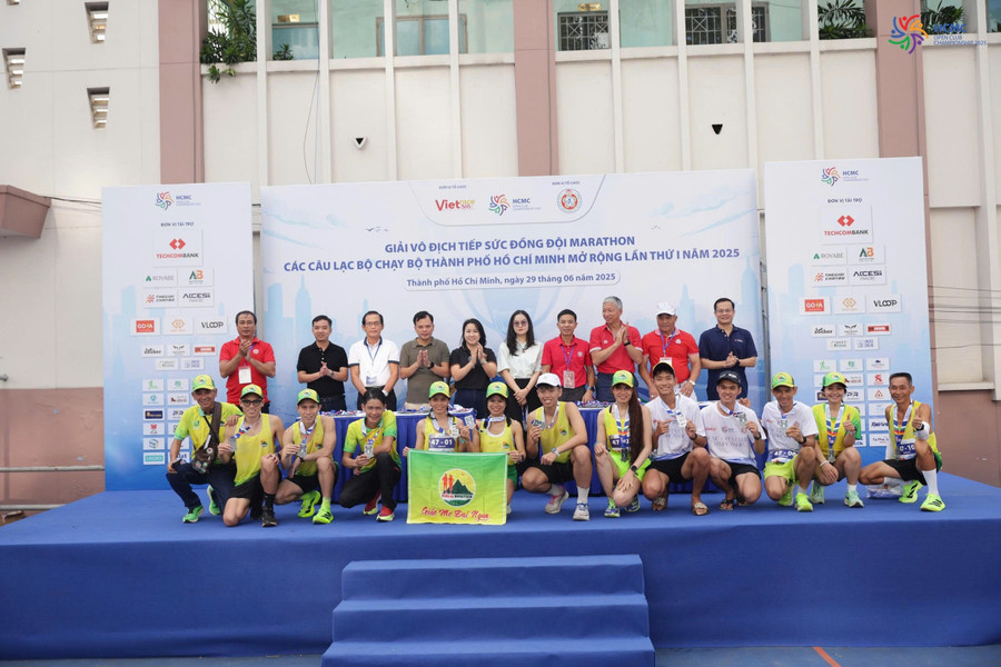 Đoàn VĐV CLB Gia Lai Marathon xuất sắc giành hạng 6 chung cuộc tại Giải Vô địch Tiếp sức Đồng đội Marathon các CLB chạy bộ TP. Hồ Chí Minh mở rộng. Ảnh: CTV 88d3d60c295f9f01c64e24.jpg