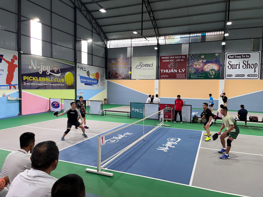 Các tay vợt so tài ở 2 nội dung thi đấu theo các trình độ khác nhau. Ảnh: H.H img-5877.jpg