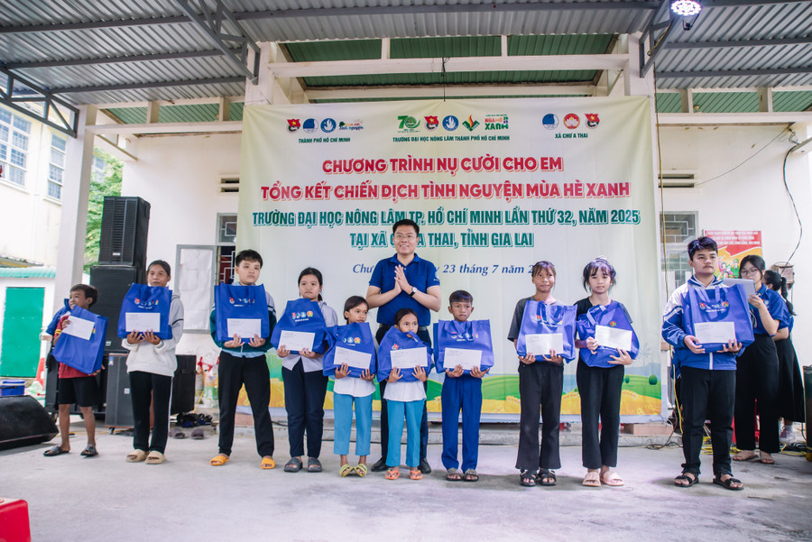 Anh Nguyễn Đăng Khoa-Phó Bí thư, Chủ nhiệm Ủy ban Kiểm tra Thành Đoàn TP. Hồ Chí Minh, Chỉ huy trưởng Chiến dịch tình nguyện “Kỳ nghỉ hồng” năm 2025 trao 10 suất học bổng cho các em học sinh. Ảnh: Q.D dsc-8179.jpg